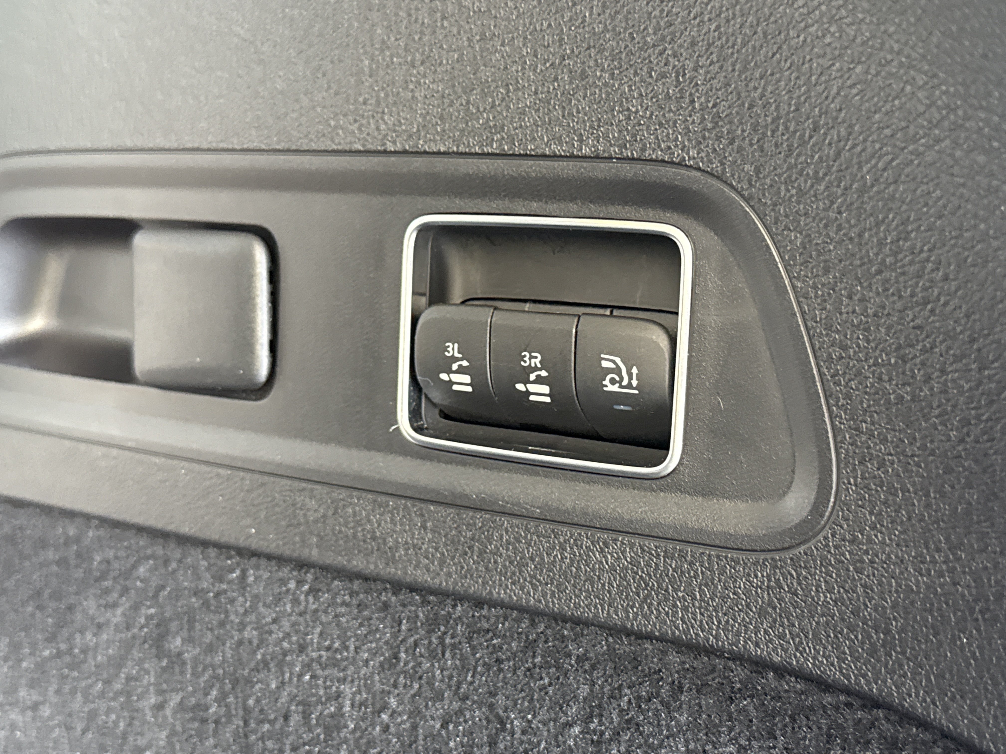 Used 2024 Mercedes-Benz GLS 450 4MATIC image 12