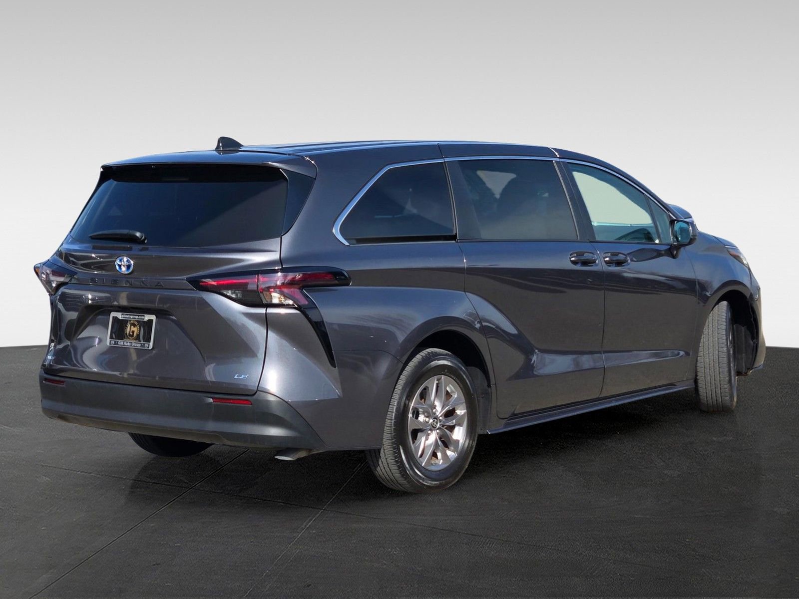 Used 2025 Toyota Sienna LE FWD image 4