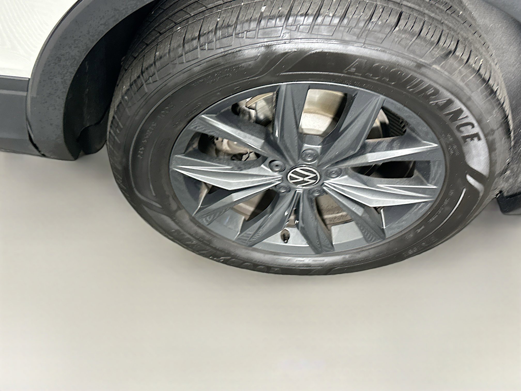 Used 2024 Volkswagen Tiguan SE image 11