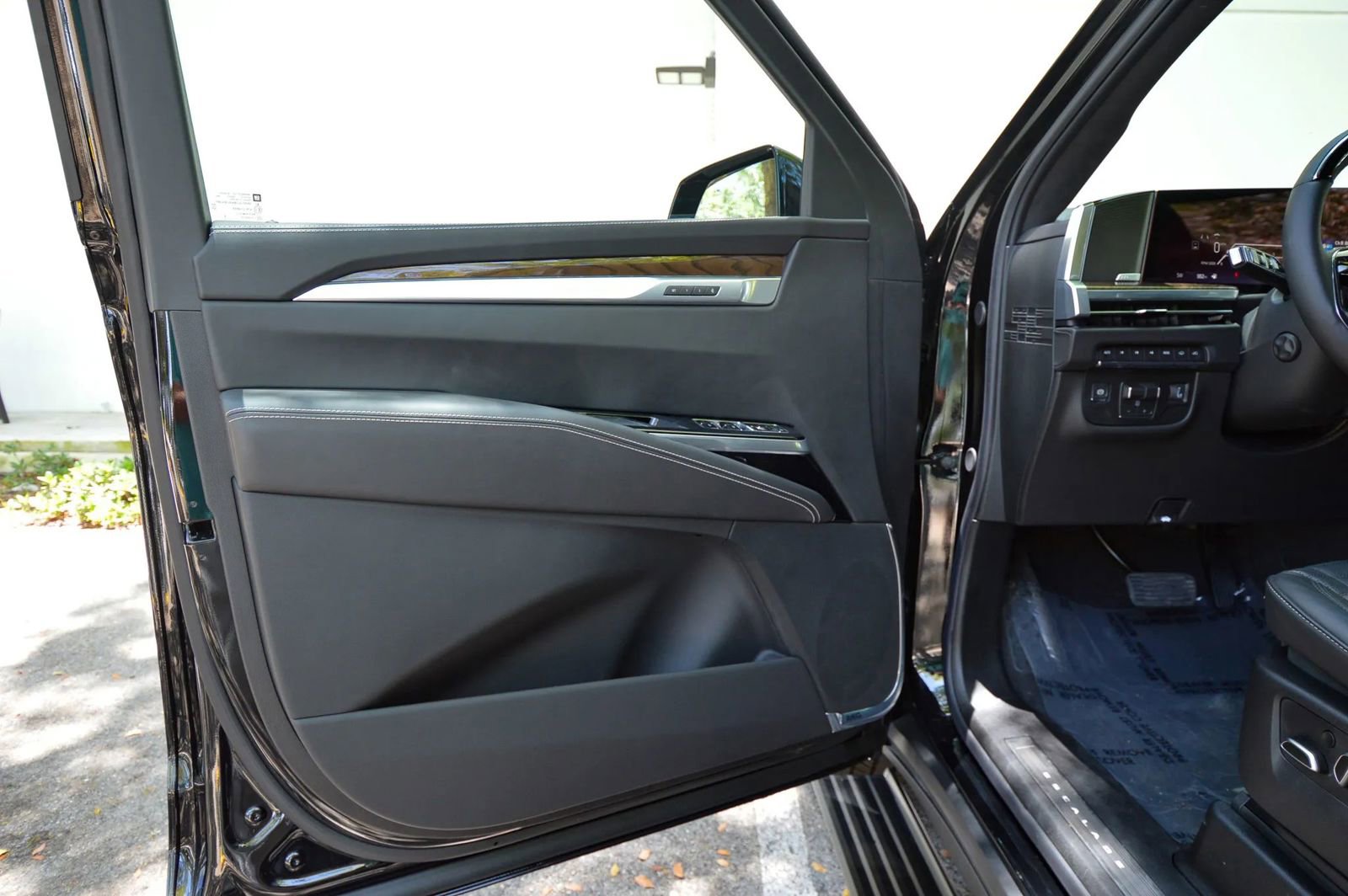 Used 2026 Cadillac Escalade Platinum Sport w/ LPO, ONYX Package AWD/4WD image 27
