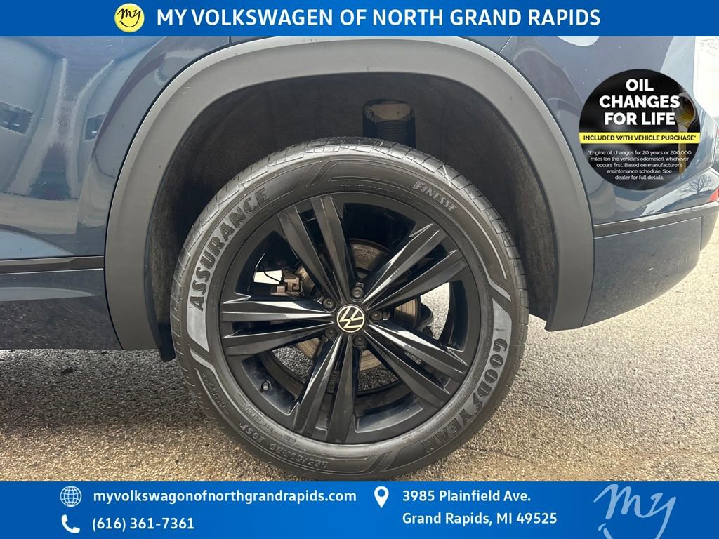 Certified 2023 Volkswagen Atlas Cross Sport SEL R-Line AWD/4WD image 33
