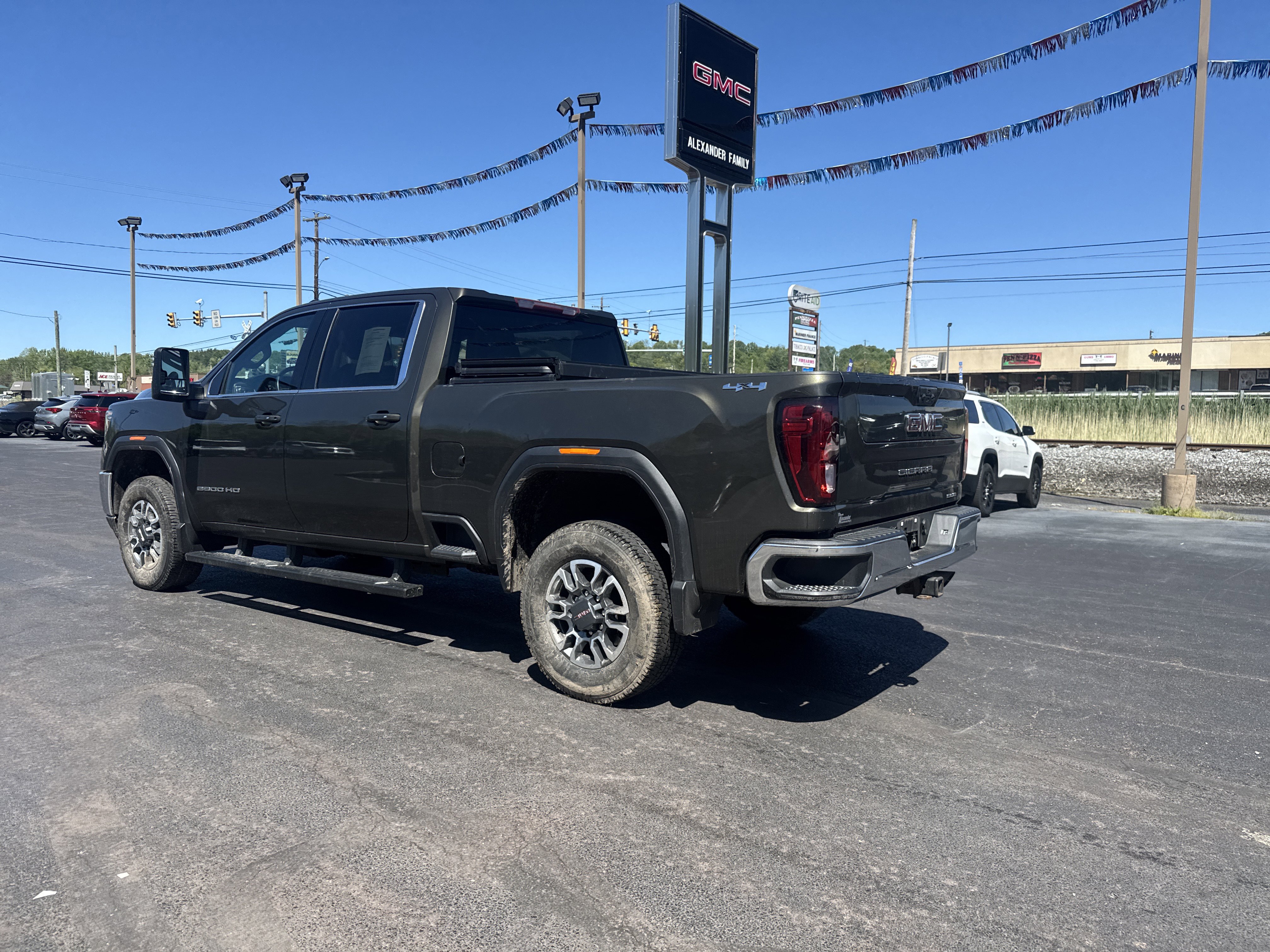 Used 2022 GMC Sierra 2500 SLE w/ SLE Value Package; AWD/4WD image 6