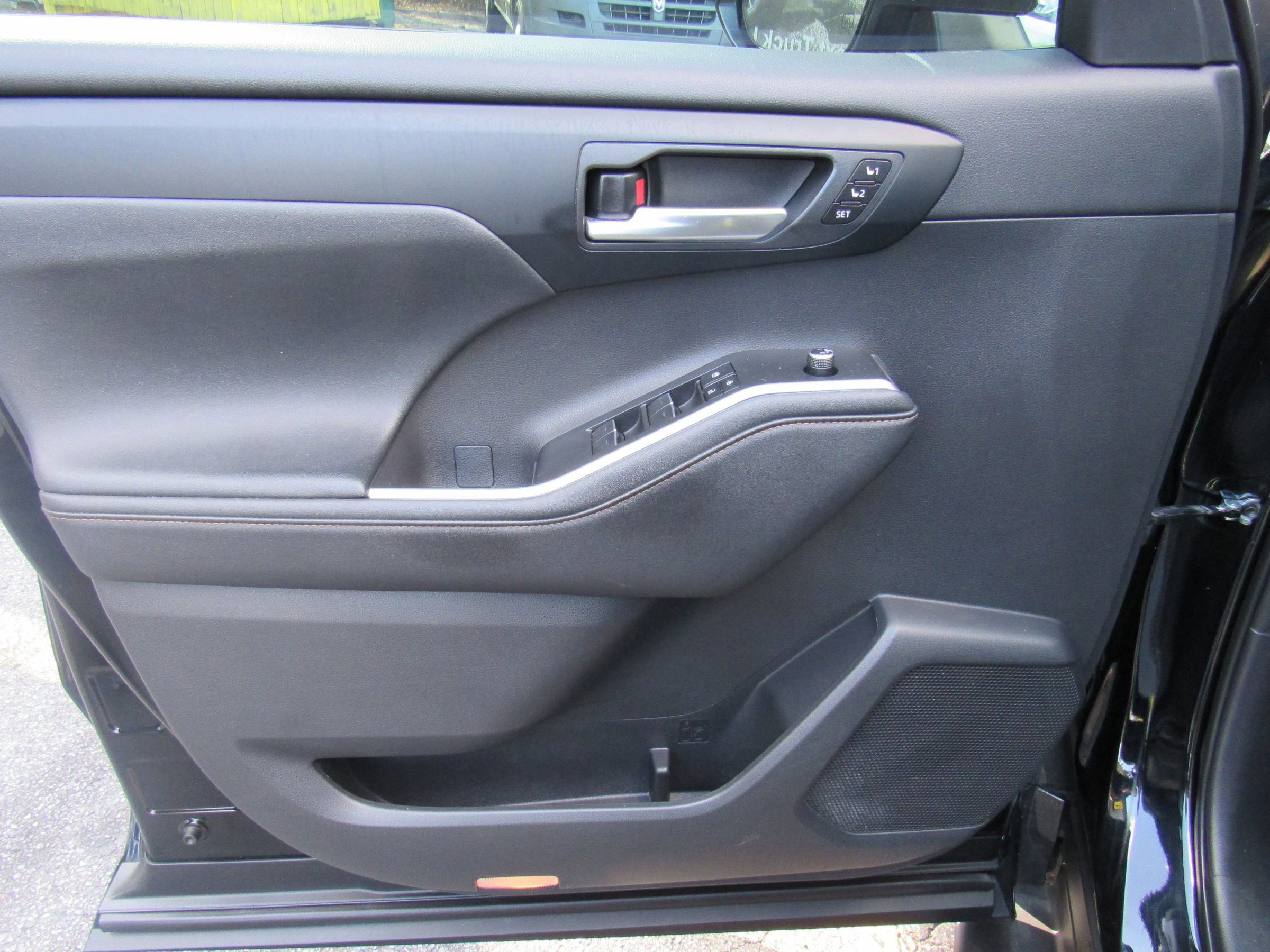 Used 2023 Toyota Highlander Bronze Edition image 9