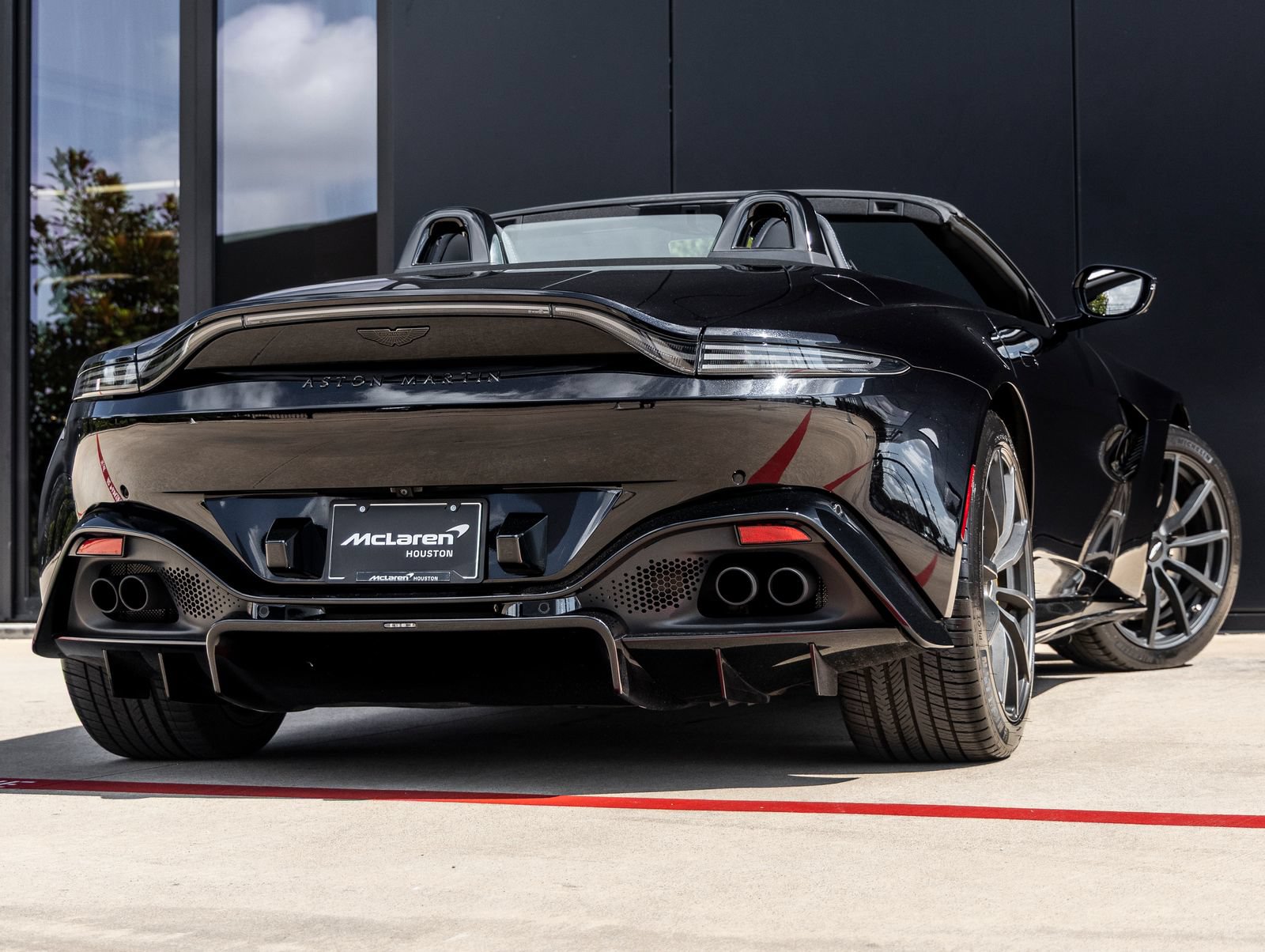 Used 2022 Aston Martin V8 Vantage Roadster RWD image 9
