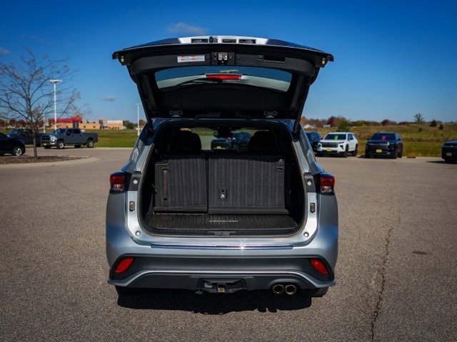 Used 2022 Toyota Highlander XSE image 11