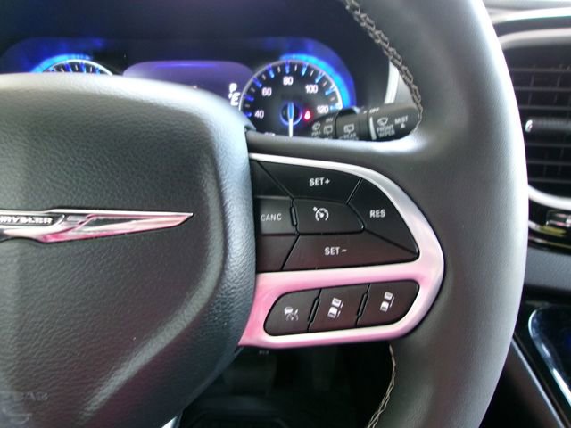 Used 2025 Chrysler Pacifica Select image 11