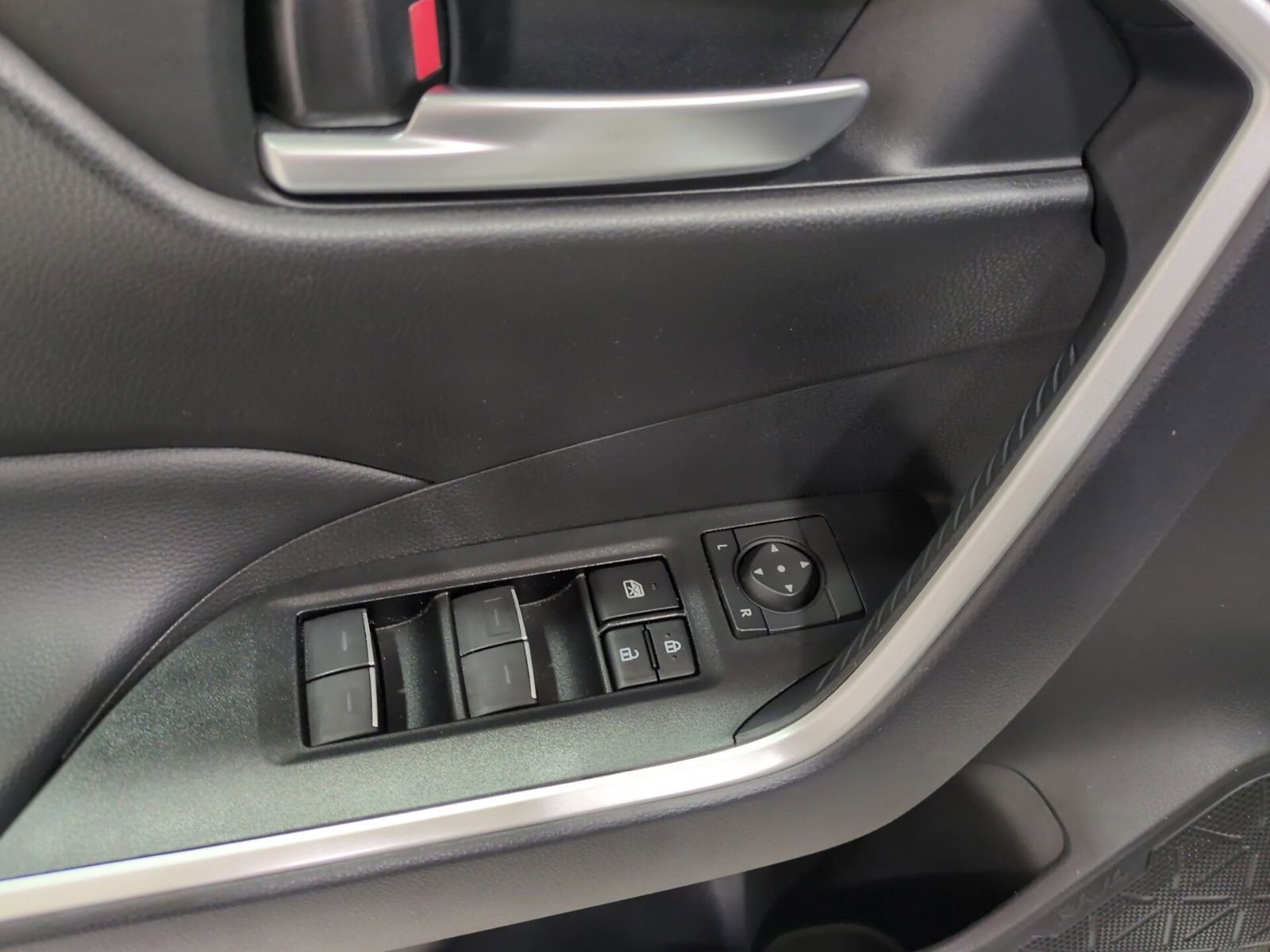 Used 2025 Toyota RAV4 XLE w/ Convenience Package AWD/4WD image 19