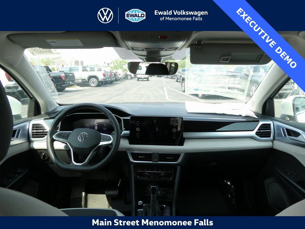 Certified 2025 Volkswagen Taos SE image 30