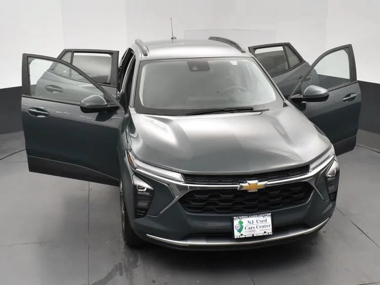 Used 2025 Chevrolet Trax LT FWD image 10