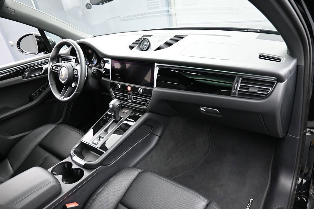 Certified 2026 Porsche Macan AWD/4WD image 31