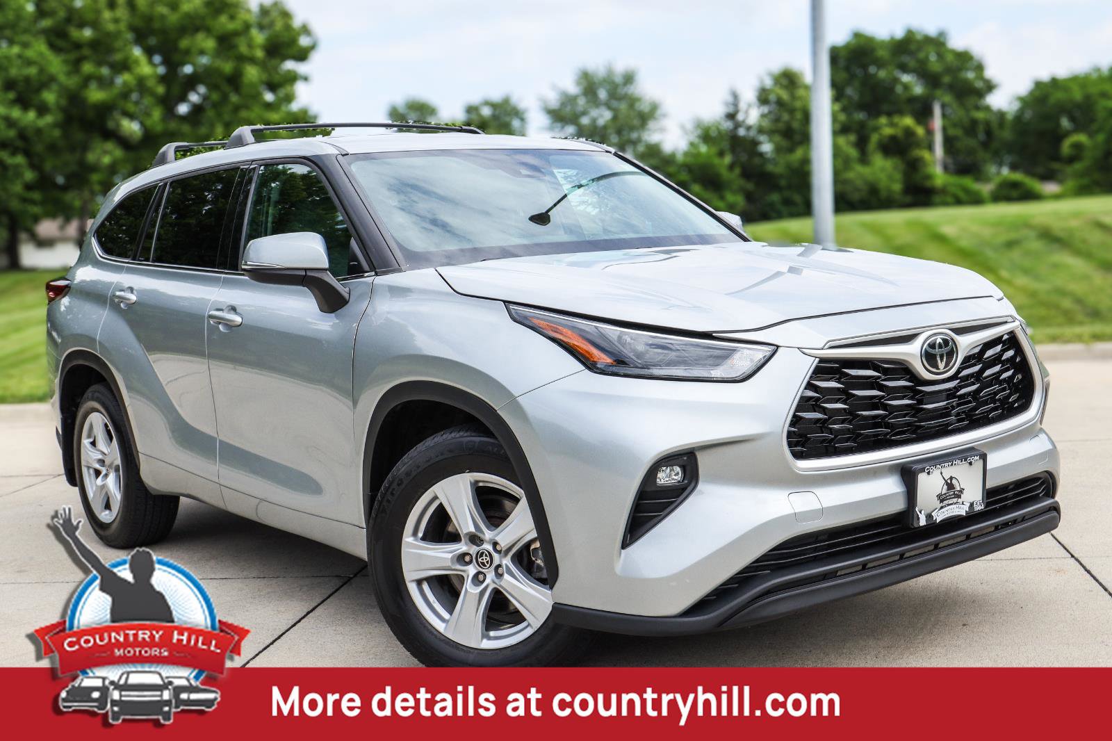 Used 2022 Toyota Highlander LE AWD/4WD image 1