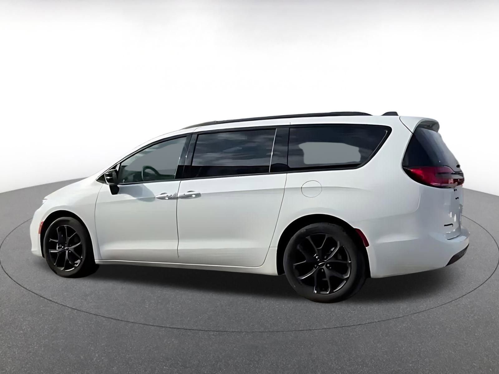 Used 2025 Chrysler Pacifica Limited image 10