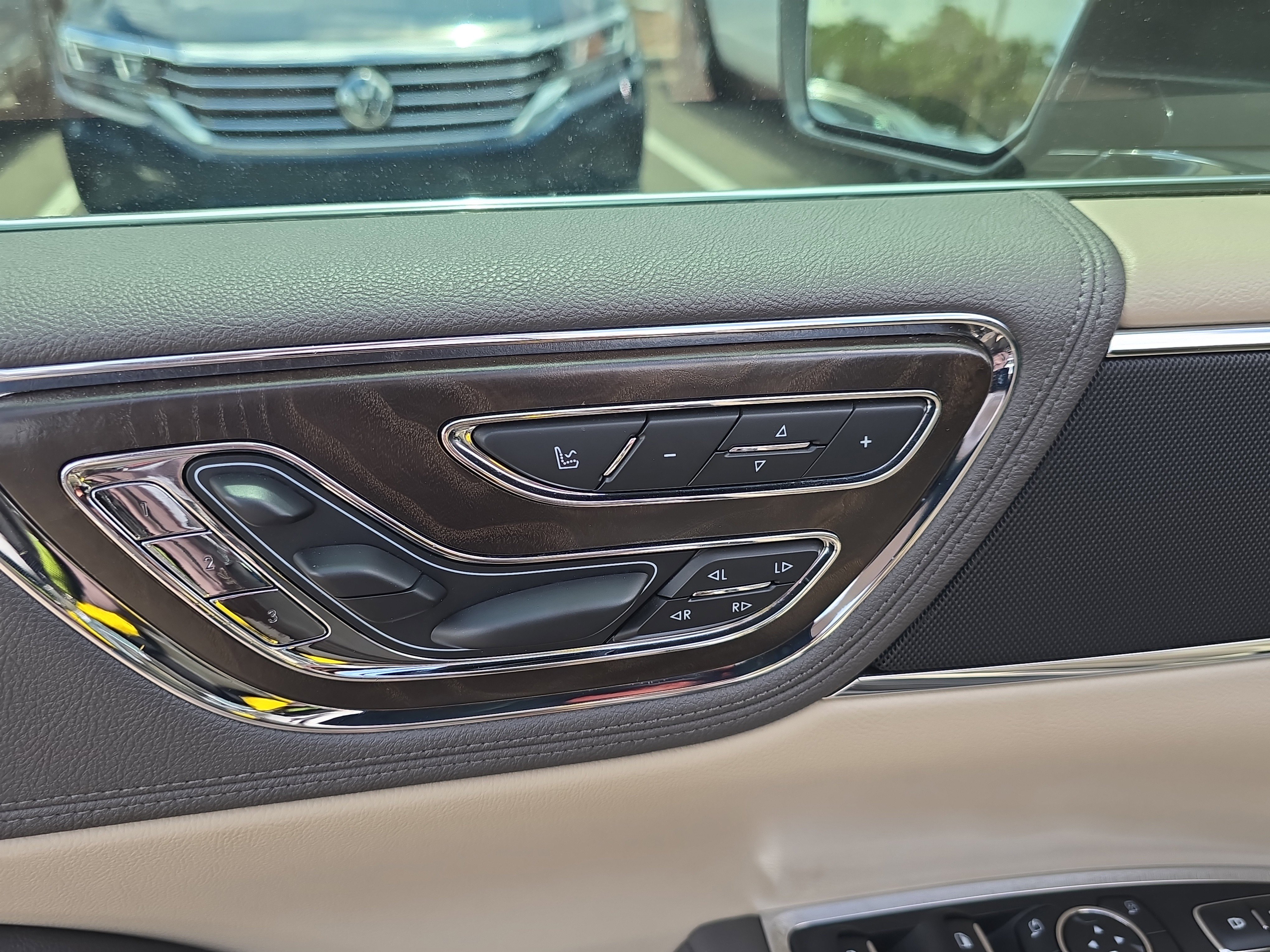 Used 2019 Lincoln Continental Select image 19