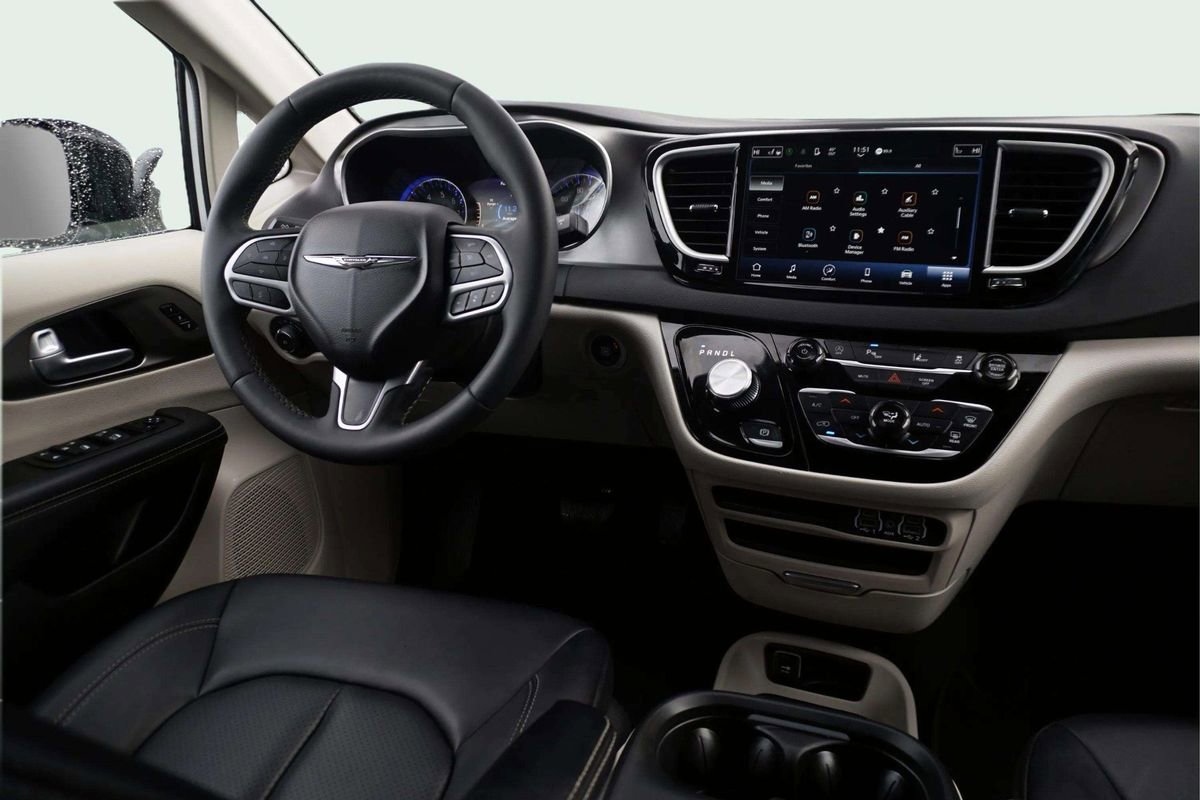Used 2024 Chrysler Pacifica Touring-L FWD image 26