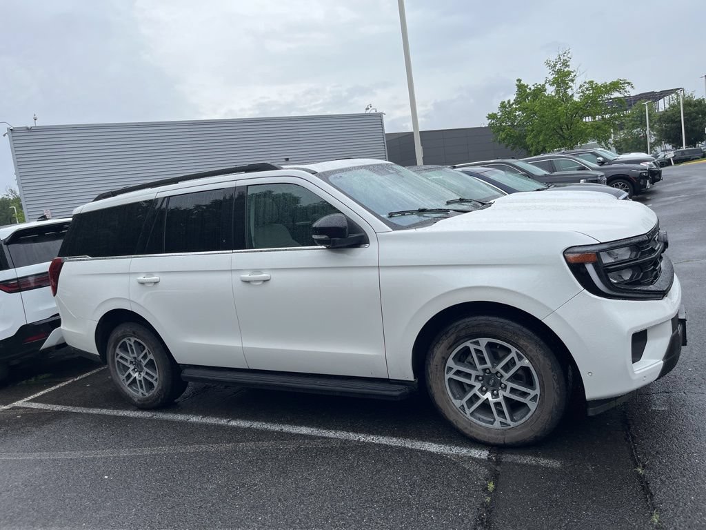 Used 2025 Ford Expedition Active AWD/4WD image 3