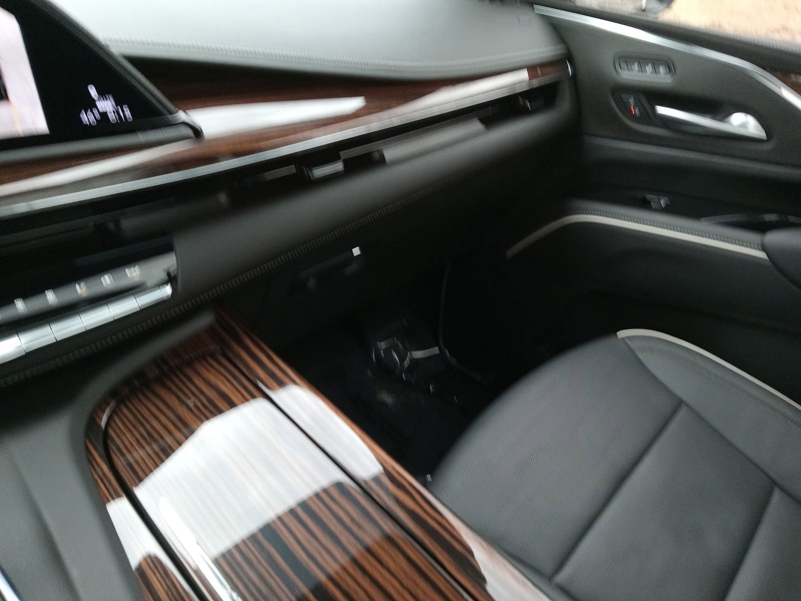 Used 2024 Cadillac Escalade Premium Luxury image 19