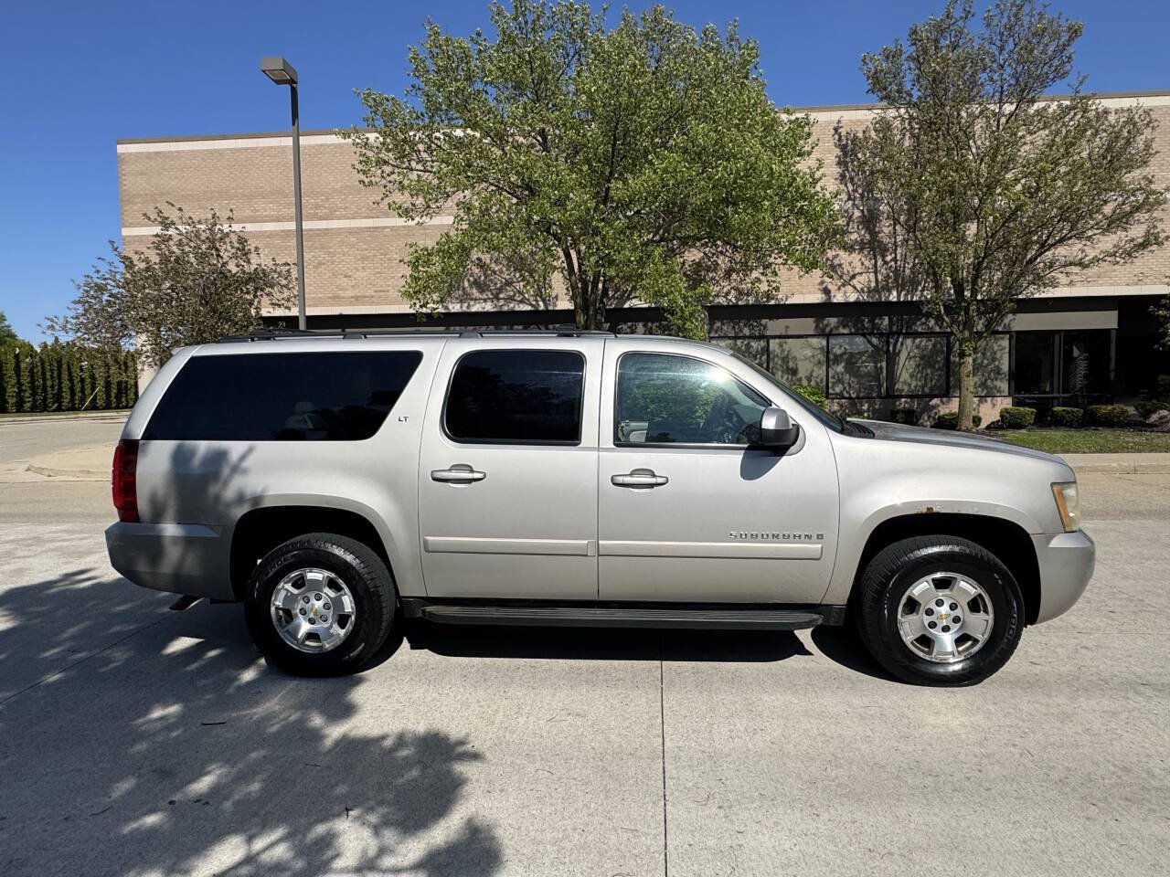 Used 2007 Chevrolet Suburban LT w/ LT Preferred Equipment Group AWD/4WD image 5