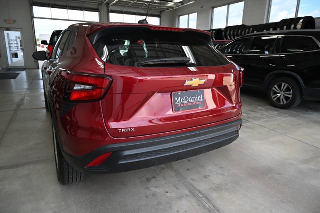 Used 2025 Chevrolet Trax LS w/ LS Convenience Package image 7