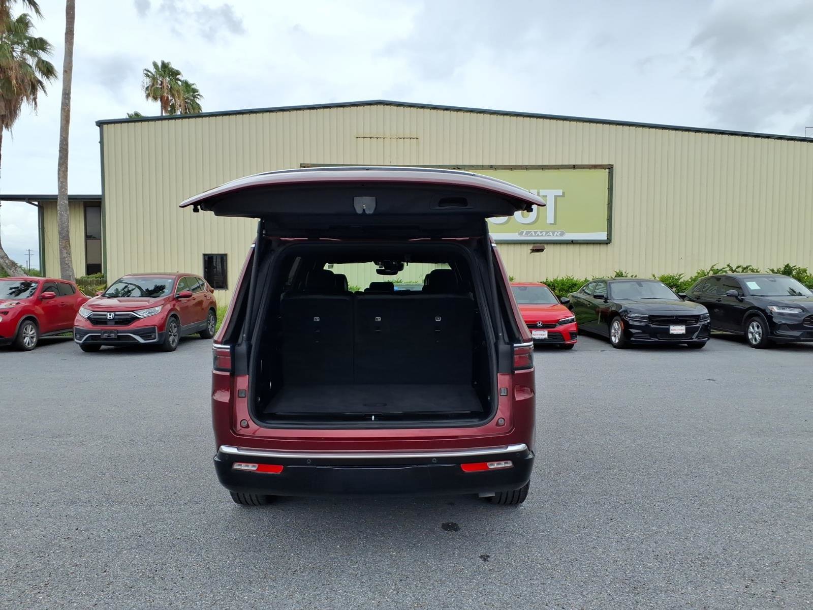 Used 2023 Jeep Wagoneer 2WD image 26