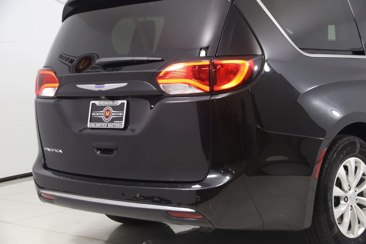Used 2018 Chrysler Pacifica Touring-L FWD image 40