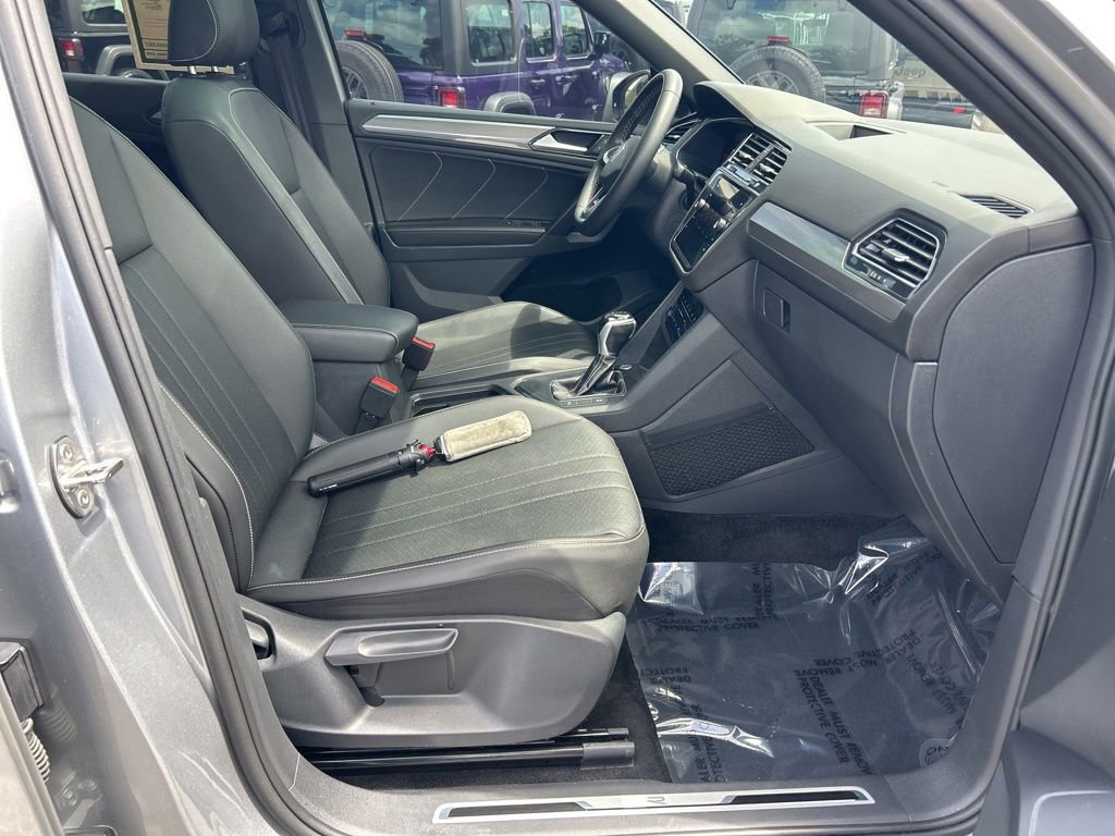 Used 2023 Volkswagen Tiguan SE R-Line image 23