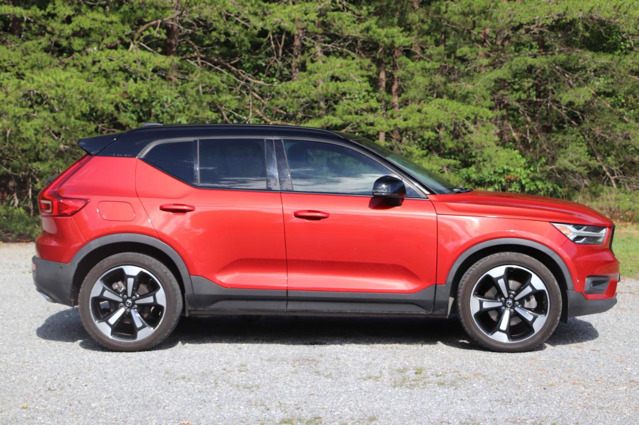 Used 2019 Volvo XC40 T4 R-Design FWD image 2