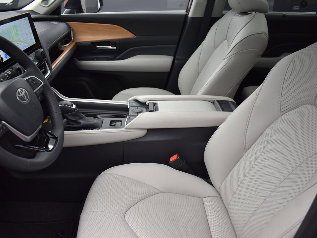 Used 2025 Toyota Grand Highlander FWD image 13