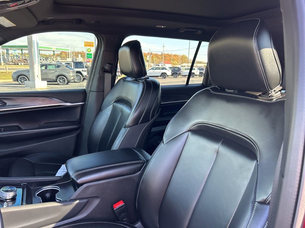 Used 2025 Jeep Grand Cherokee L Limited w/ Black Appearance Package image 11