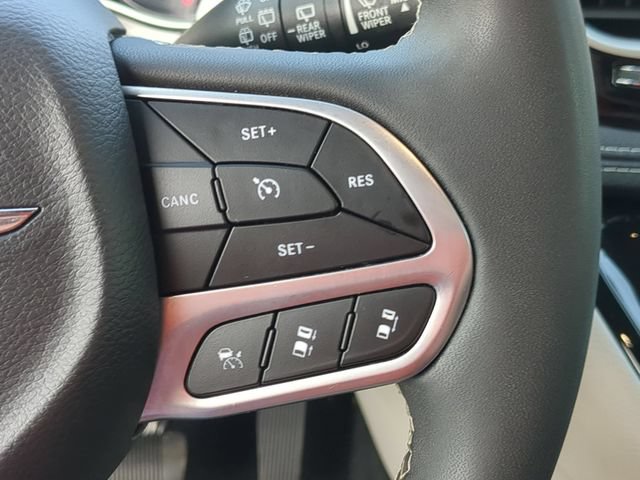Used 2024 Chrysler Pacifica Limited FWD image 23
