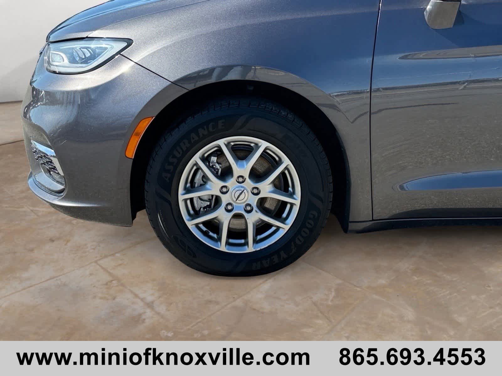 Used 2022 Chrysler Pacifica Touring image 9