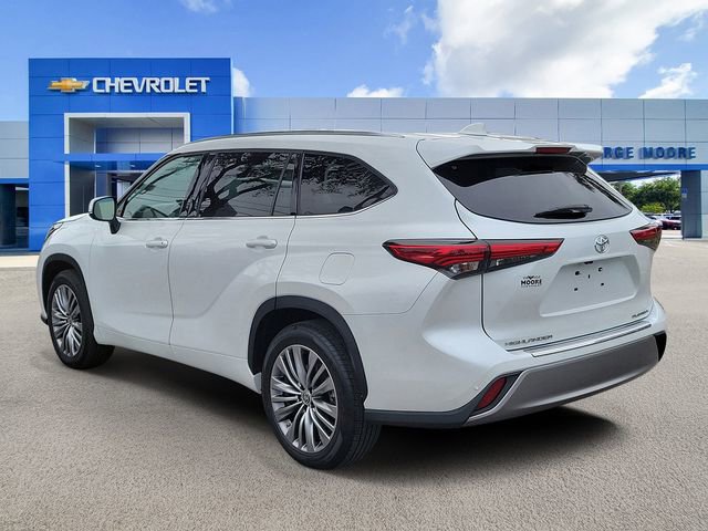 Used 2022 Toyota Highlander Platinum FWD image 3