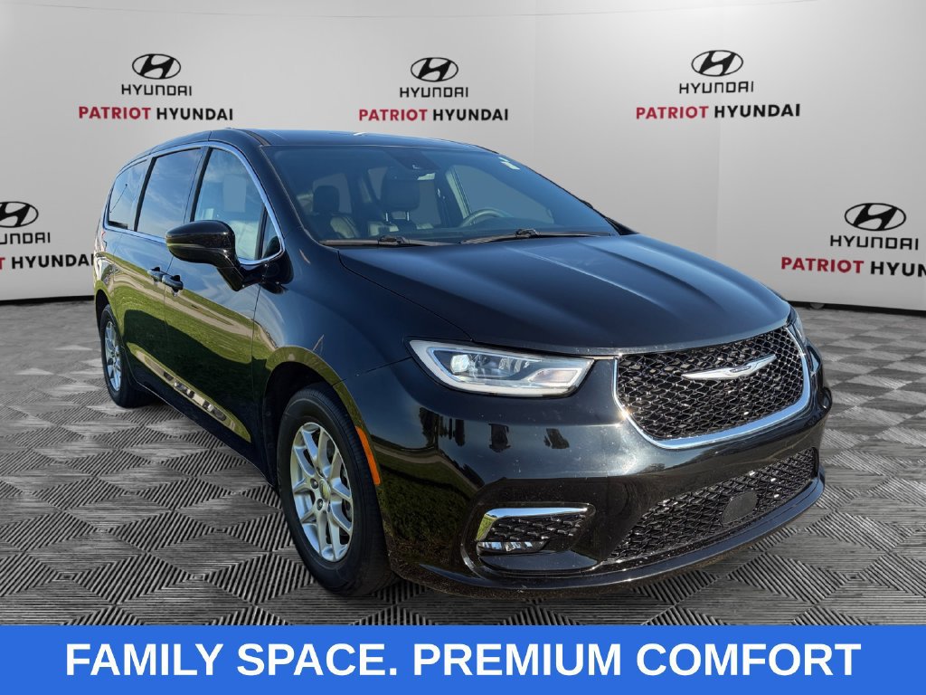 Used 2025 Chrysler Pacifica Select