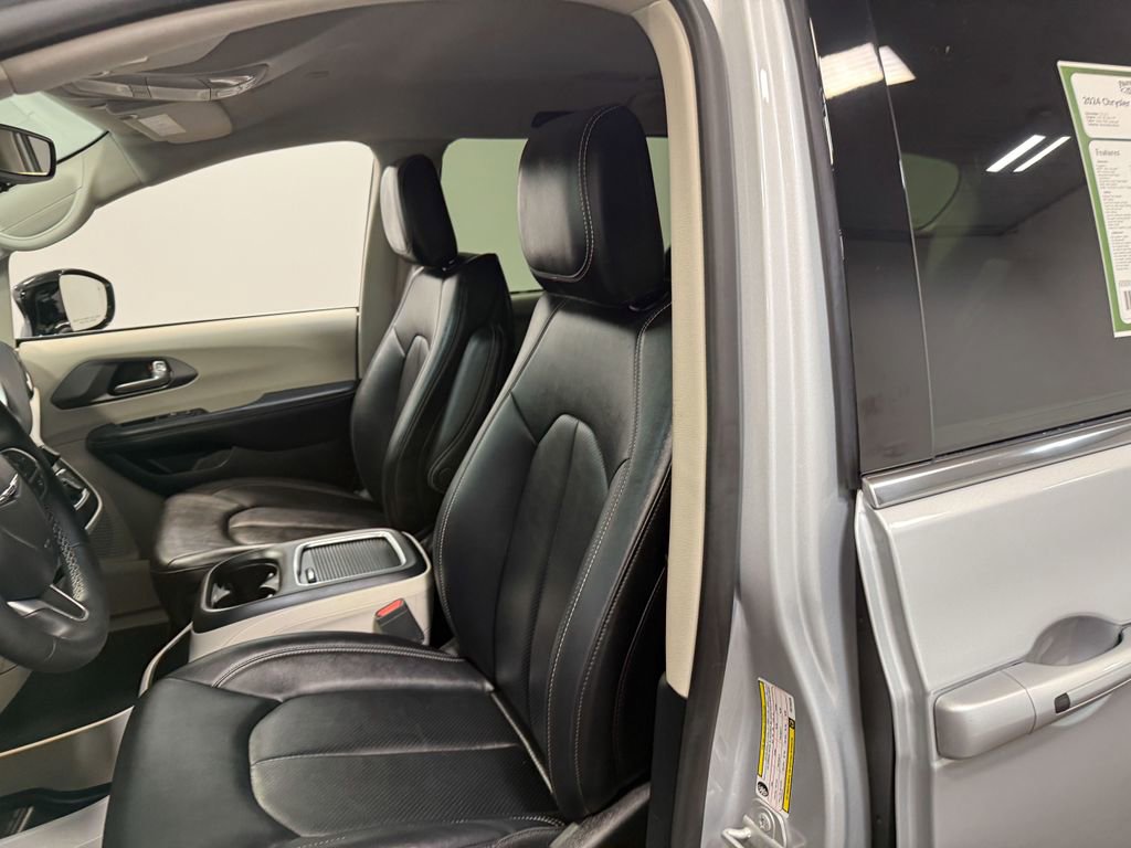 Used 2024 Chrysler Pacifica Touring-L image 59