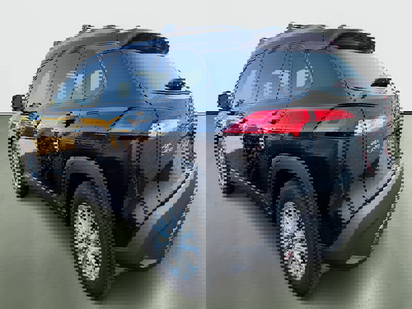 Used 2024 Toyota Corolla Cross LE image 3