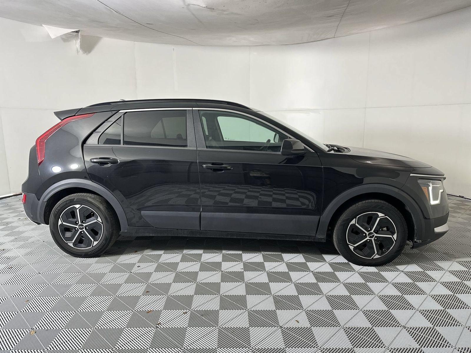 Used 2024 Kia Niro LX FWD image 9