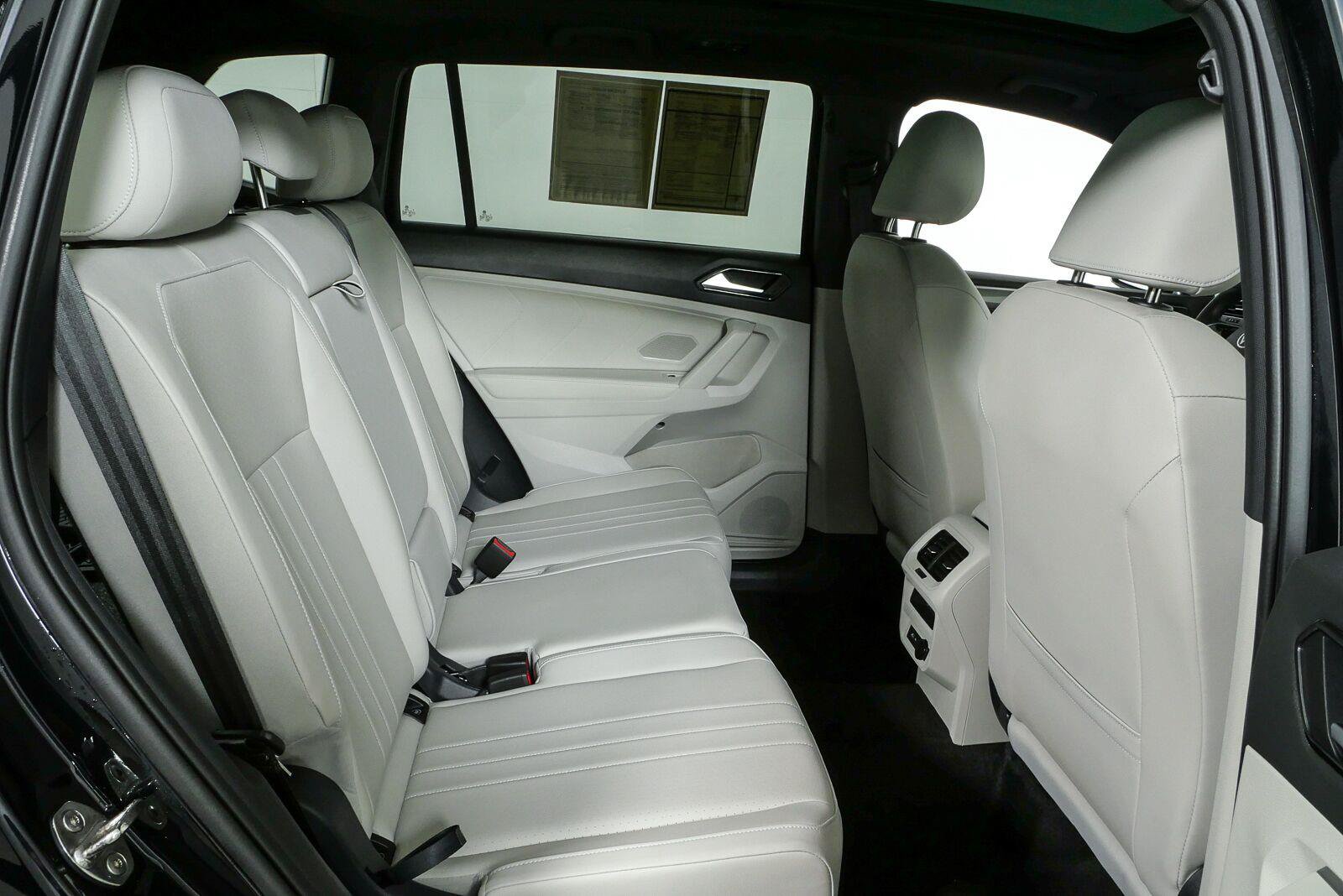 Certified 2024 Volkswagen Tiguan SE R-Line AWD/4WD image 21