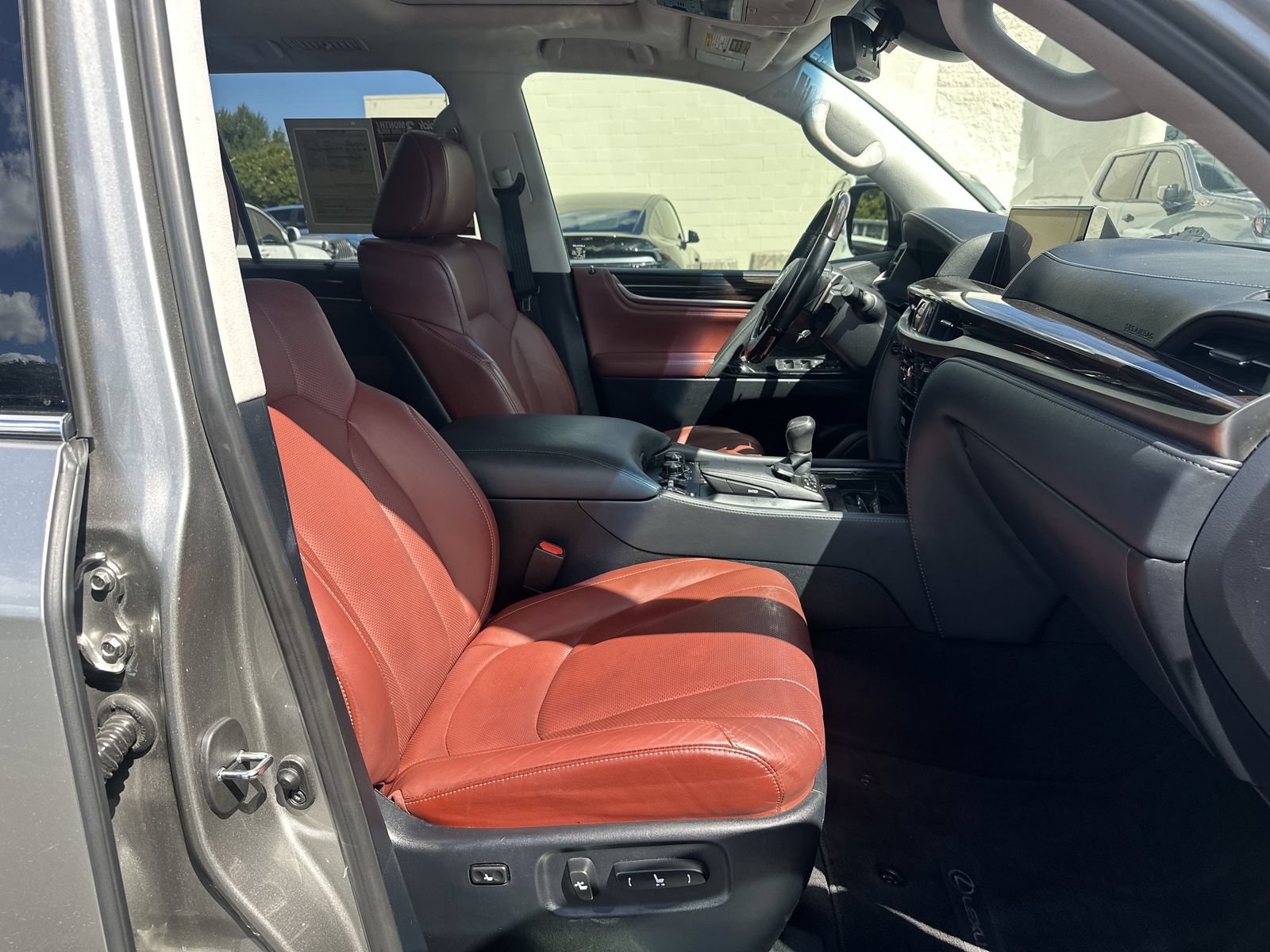 Used 2021 Lexus LX 570 4WD w/ Luxury Package image 22