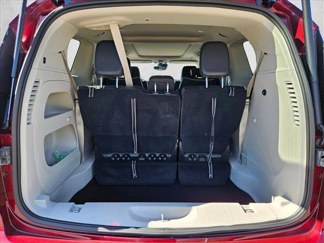 Used 2023 Chrysler Pacifica Limited image 7