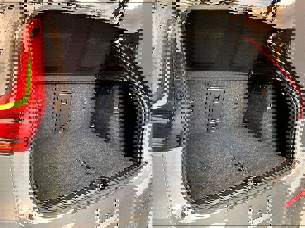 Used 2025 Volvo XC40 B5 Plus image 24