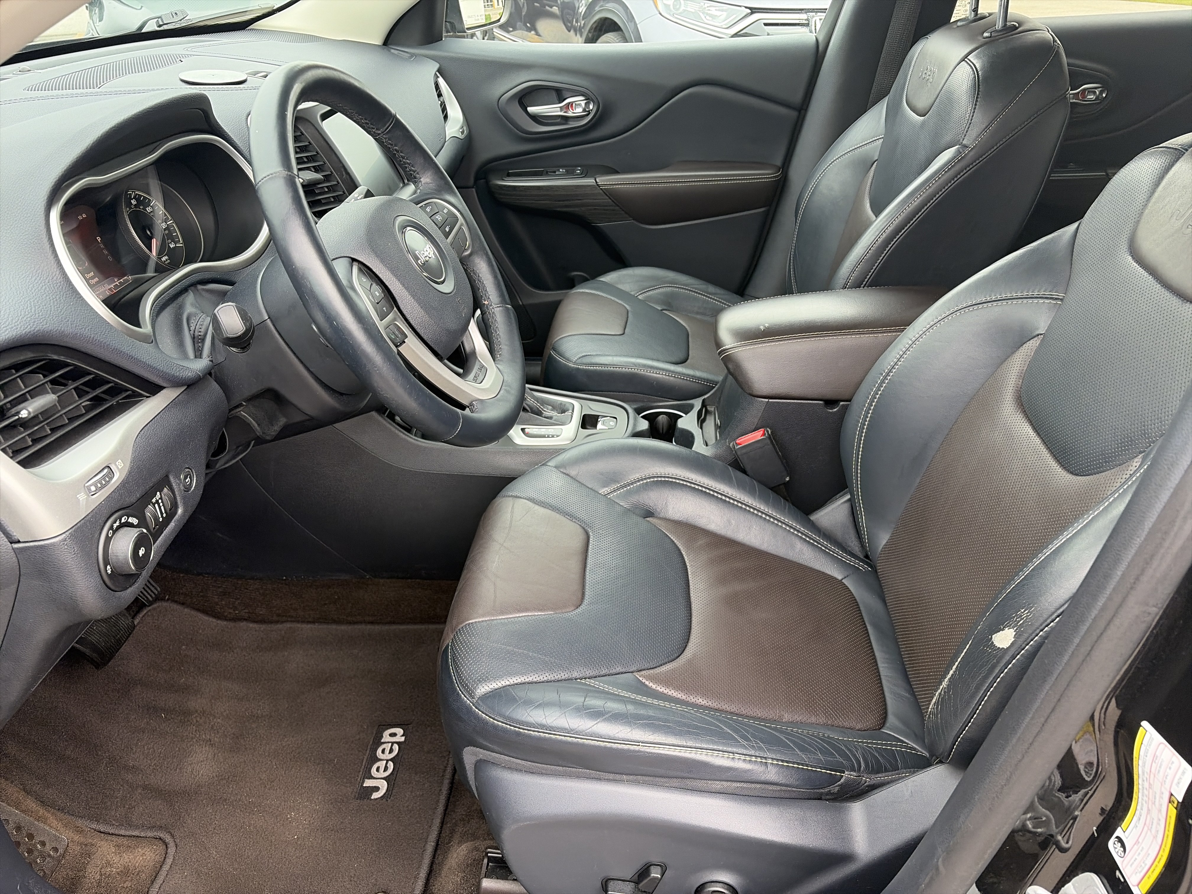Used 2014 Jeep Cherokee Limited w/ Luxury Group AWD/4WD image 17