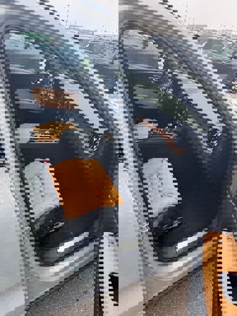 Used 2025 Volvo XC60 B5 Ultra image 15