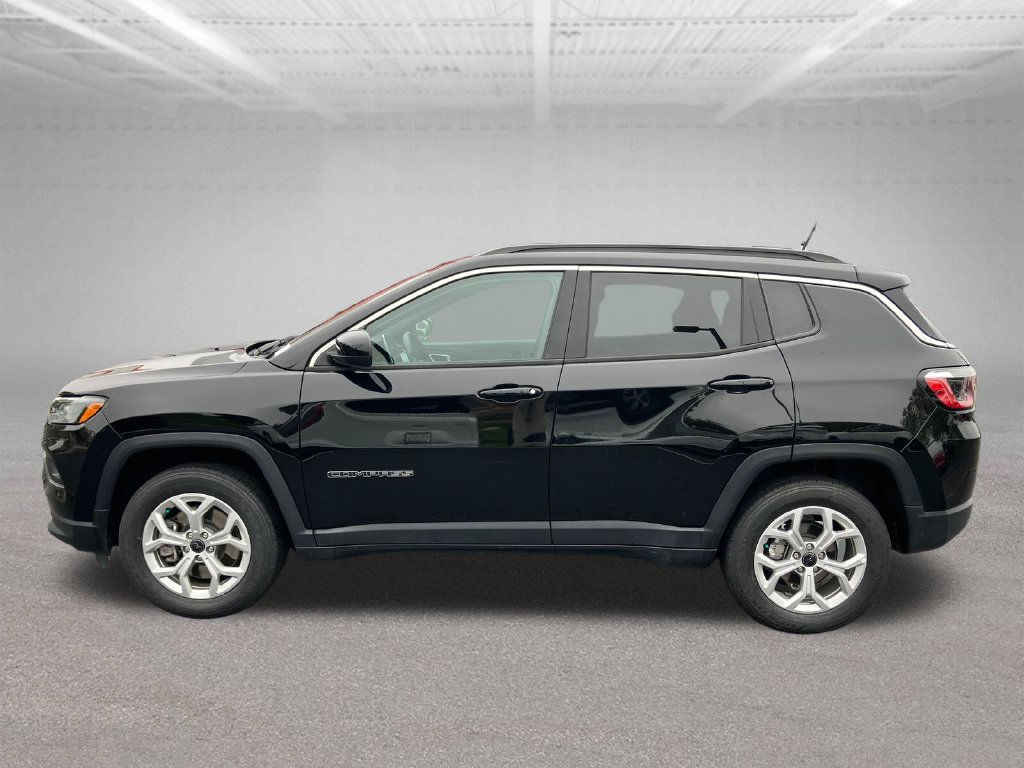 Used 2025 Jeep Compass Latitude w/ Sun & Sound Group AWD/4WD image 3