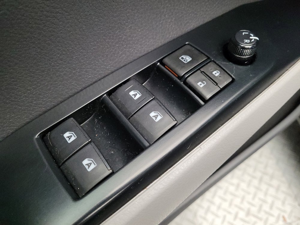 Used 2020 Toyota Camry LE image 27