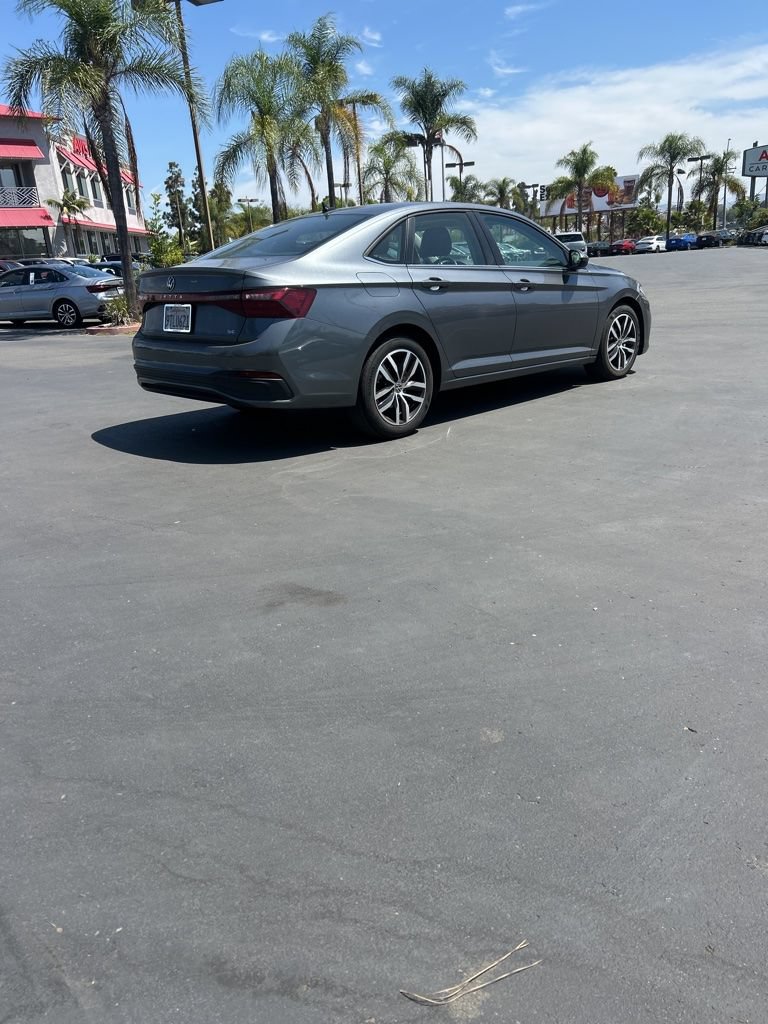 Used 2025 Volkswagen Jetta SE FWD image 6