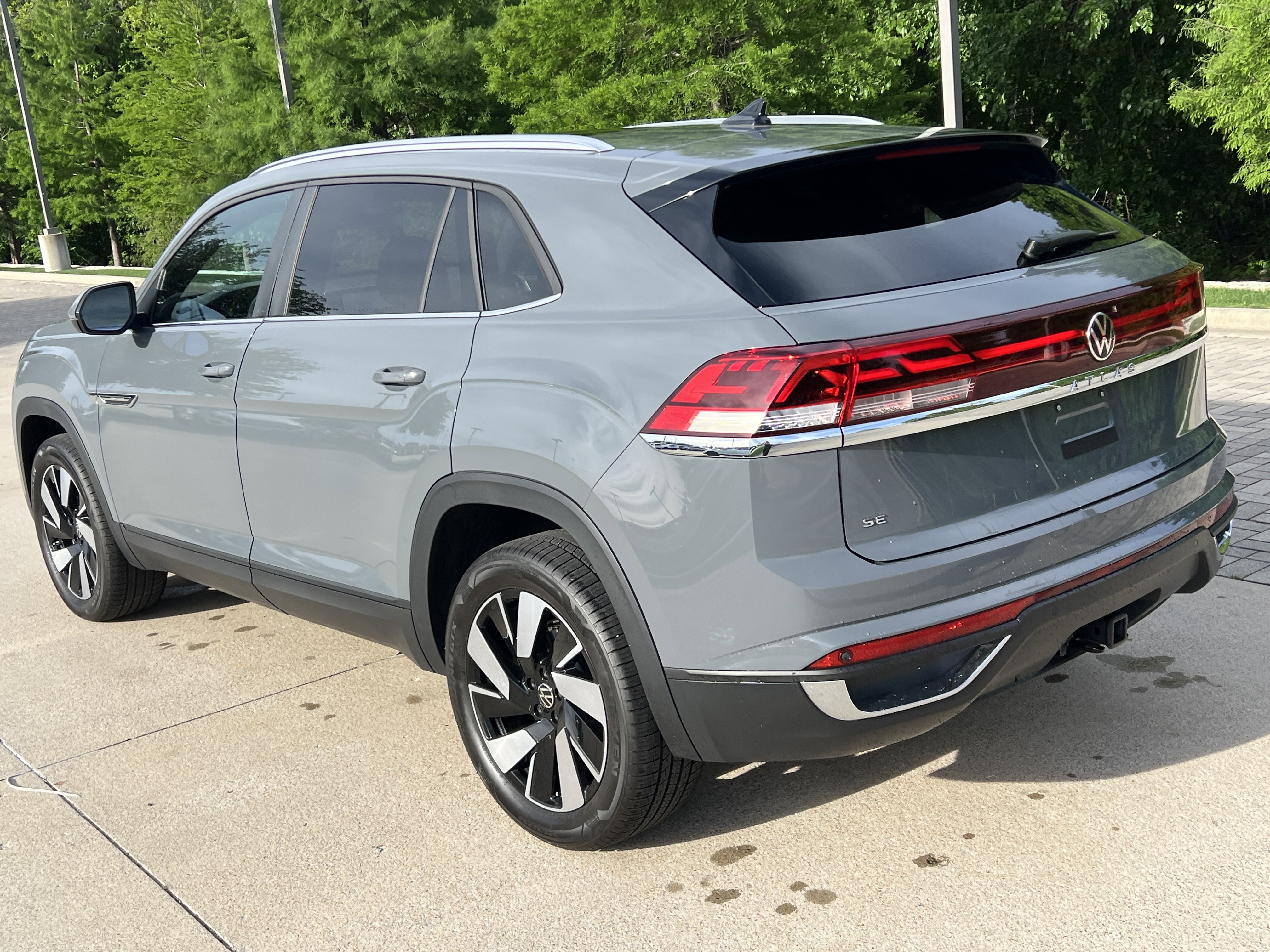 Certified 2025 Volkswagen Atlas Cross Sport SE w/ Panoramic Sunroof Package FWD image 8