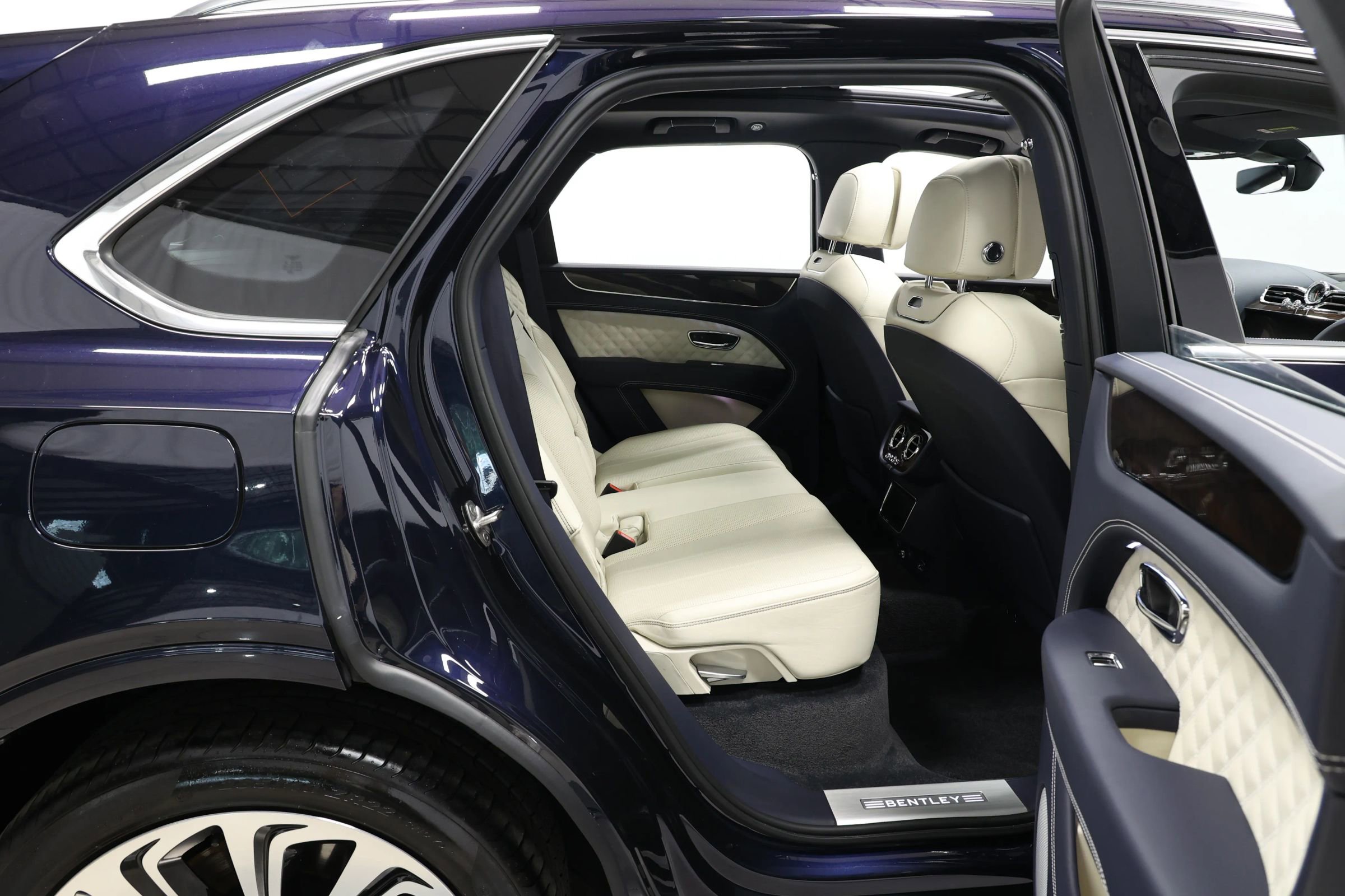 Used 2022 Bentley Bentayga image 96