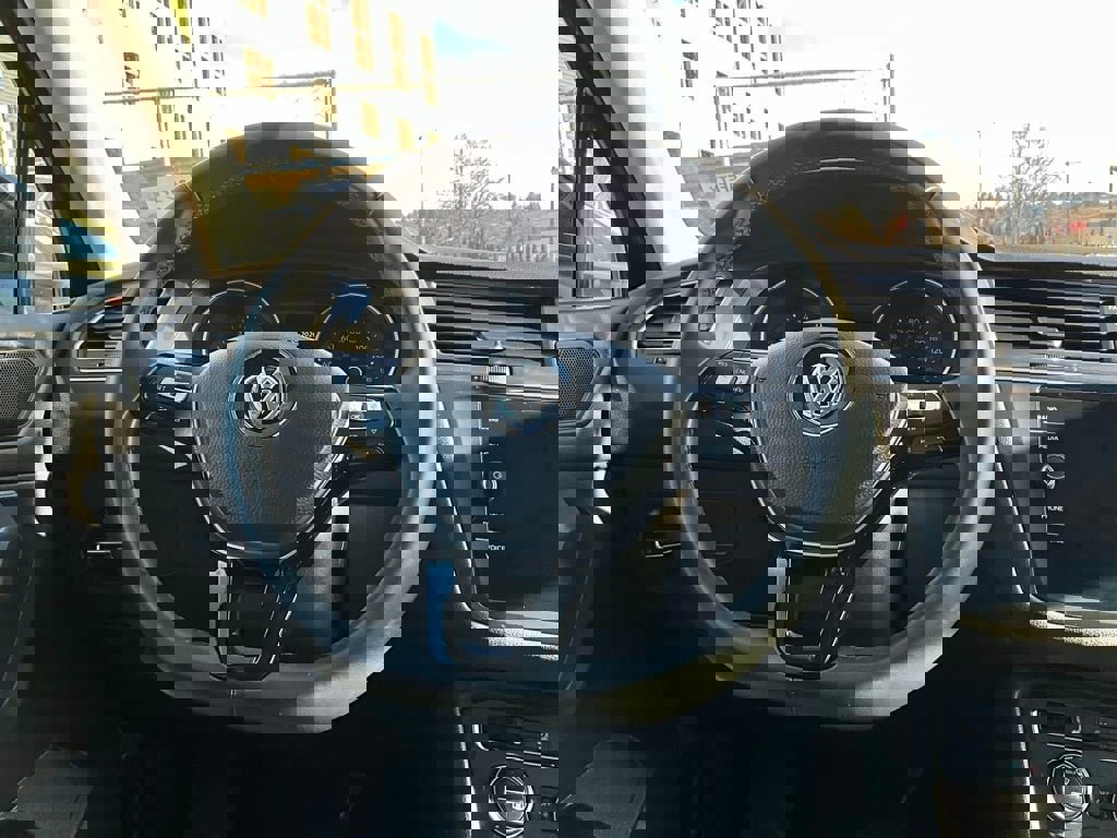 Used 2020 Volkswagen Tiguan SE w/ Panoramic Sunroof Package image 20