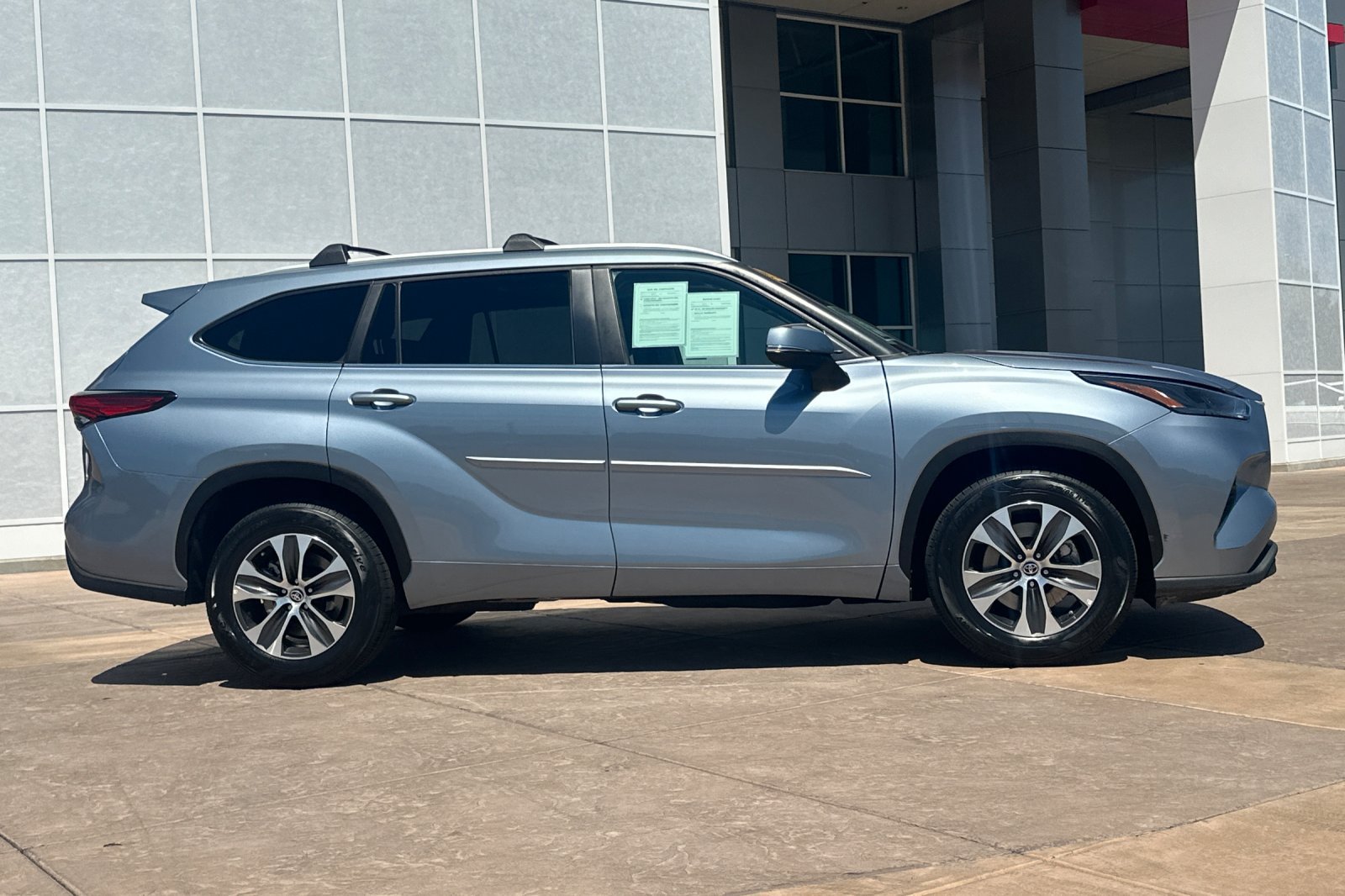 Used 2023 Toyota Highlander XLE FWD image 3