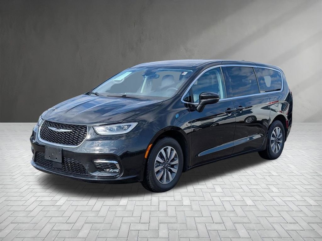 Used 2023 Chrysler Pacifica Touring-L image 2