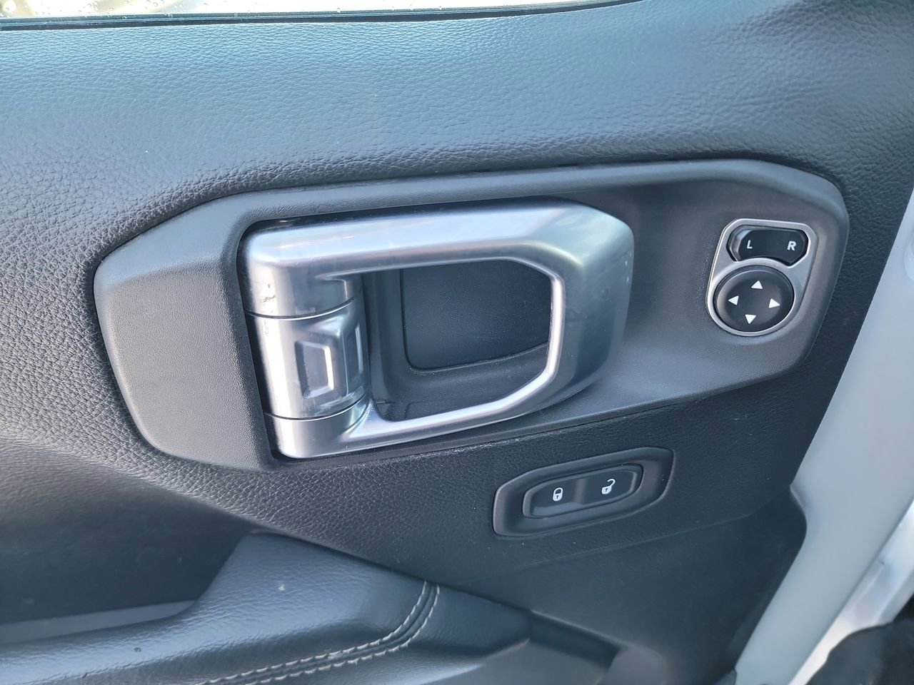 Used 2020 Jeep Gladiator Overland image 11